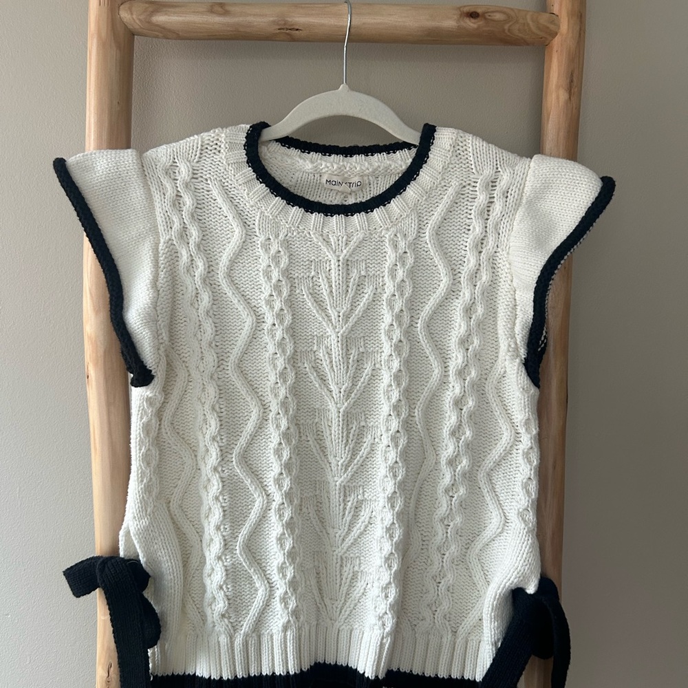 Sleeveless Cable Knit Sweater Vest - Cream and Black